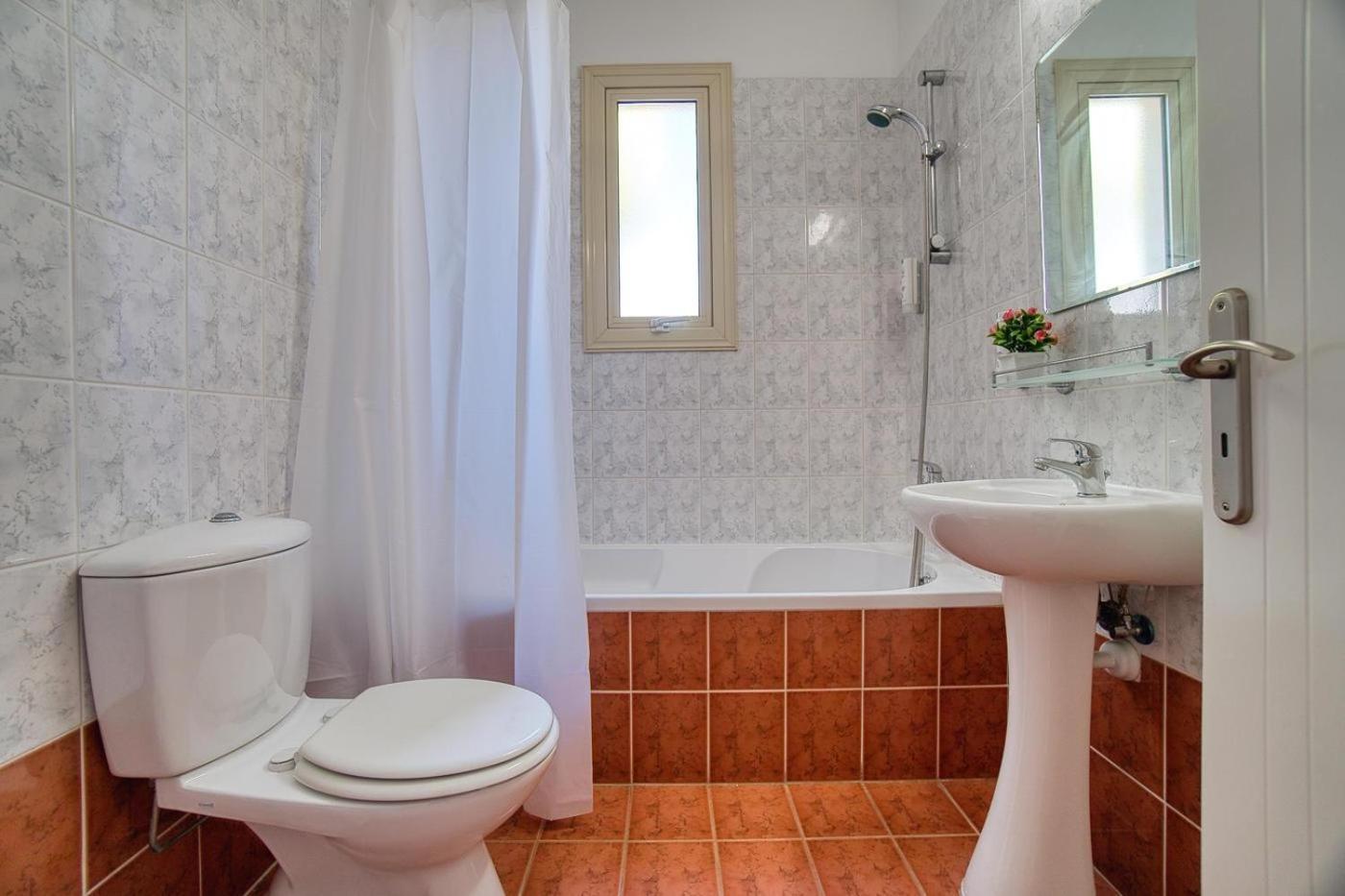 Royal Seacrest F G6 Apartment Paphos Bagian luar foto